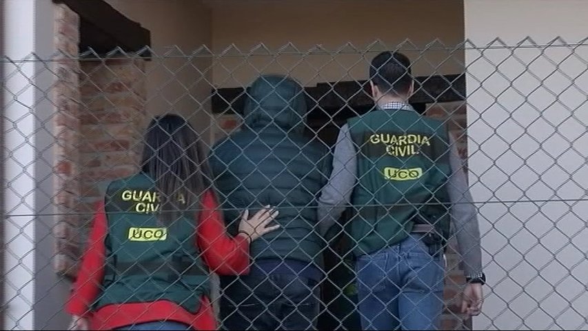 Nieva entrando a la casa de Ardines escoltado por la Guardia Civil