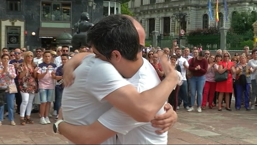 Abrazo entre los familiares de David Carragal en la concentración de la Escandalera en Oviedo