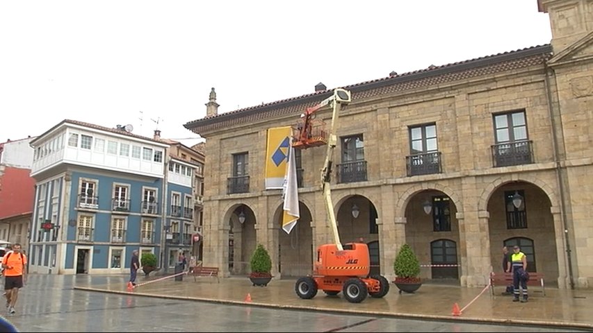 Operarios de grúa descuelgan el cartel de 'Alcoa no se cierra' del Ayuntamiento de Avilés