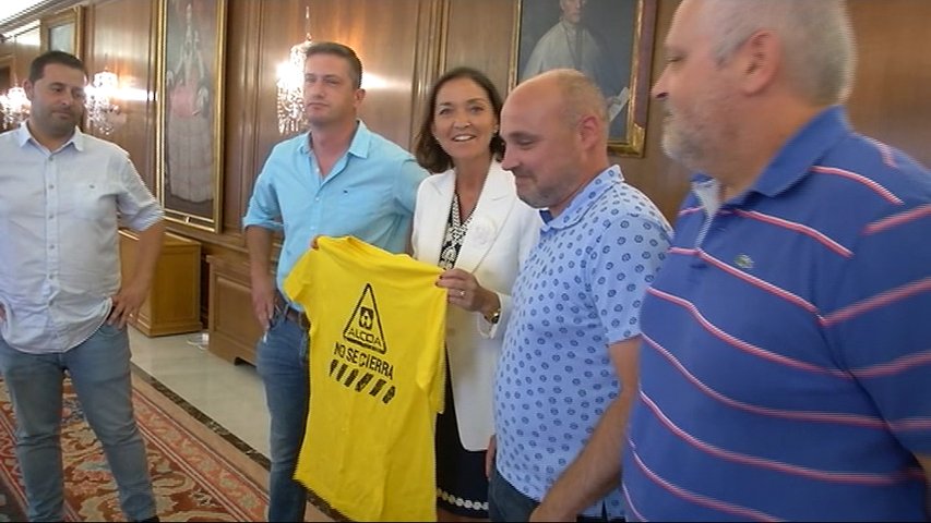 Maroto junto a representantes de los trabajadores de Alcoa en el Ayuntamiento de Avilés