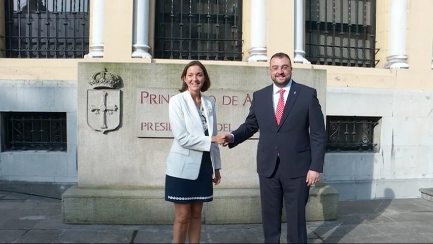 La ministra Maroto junto al presidente del Principado de Asturias, Adrián Barbón