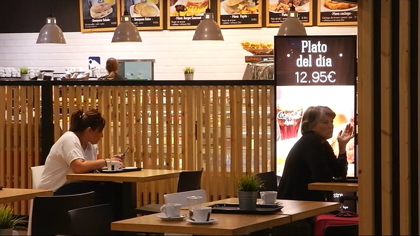 Protesta del personal de tierra del aeropuerto por la subida de los precios  de la cafetería - Noticias RTPA