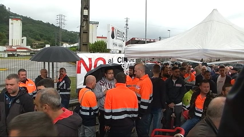 Trabajadores de Vesuvius a las puertas de la factoría 