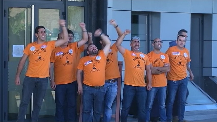 Los trabajadores de Vesuvius alzan el puño en señal de protesta