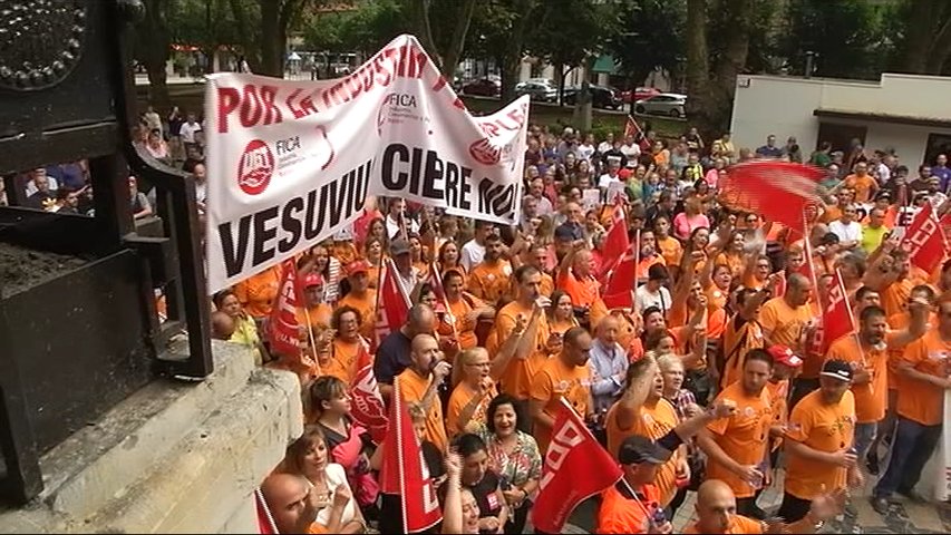 Varios cientos de personas marchan en Langreo contra el cierre de Vesuvius