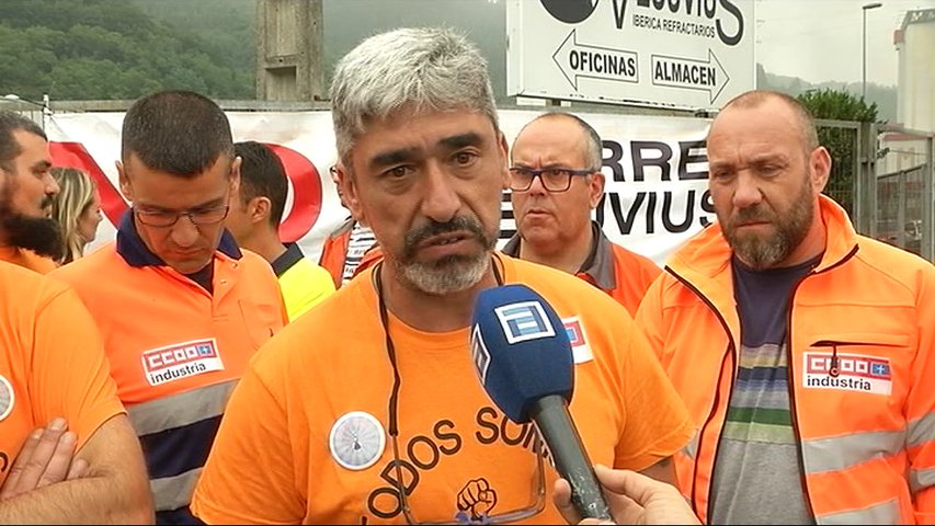 Trabajadores y sindicatos en la entrada de la fábrica de Vesuvius