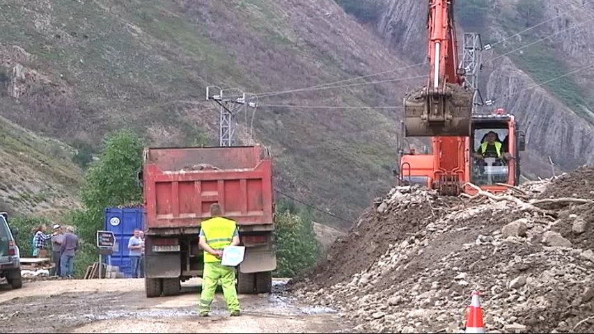 Trabajos tras el argayu en la carretera principal que comunica Degaña con Cangas del Narcea