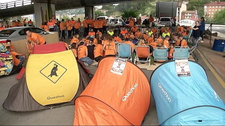 Los trabajadores de Vesuvius y sus familias duermen debajo de un puente