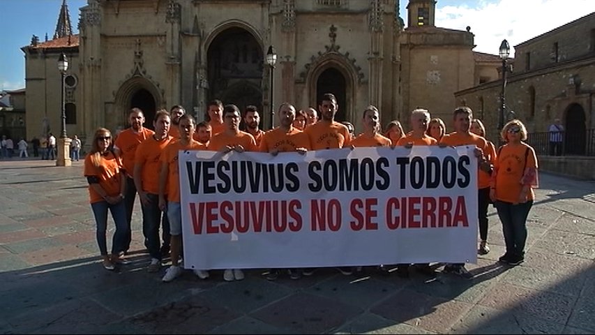 Concentración de los trabajadores de Vesuvius frente a la catedral de Oviedo 