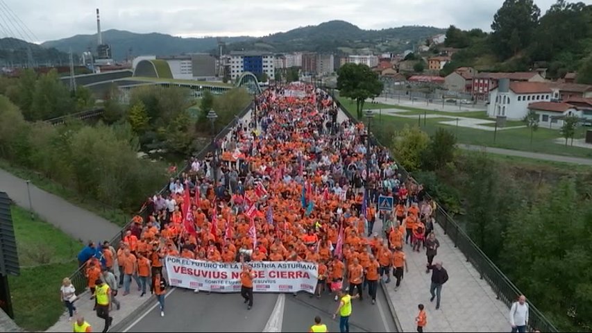 Miles de personas participan en una nueva manifestación en apoyo a los trabajadores de Vesuvius