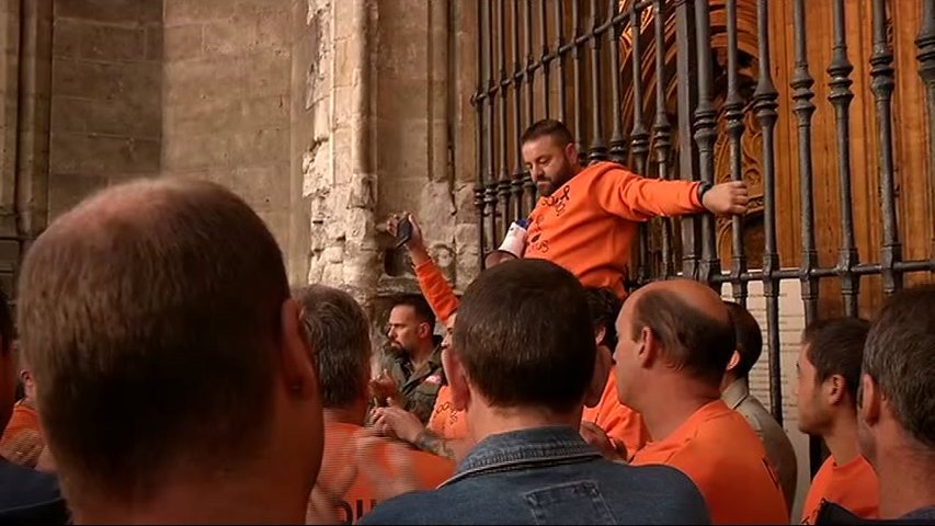 Compañeros de los trabajadores de Vesuvius encerrados en la catedral