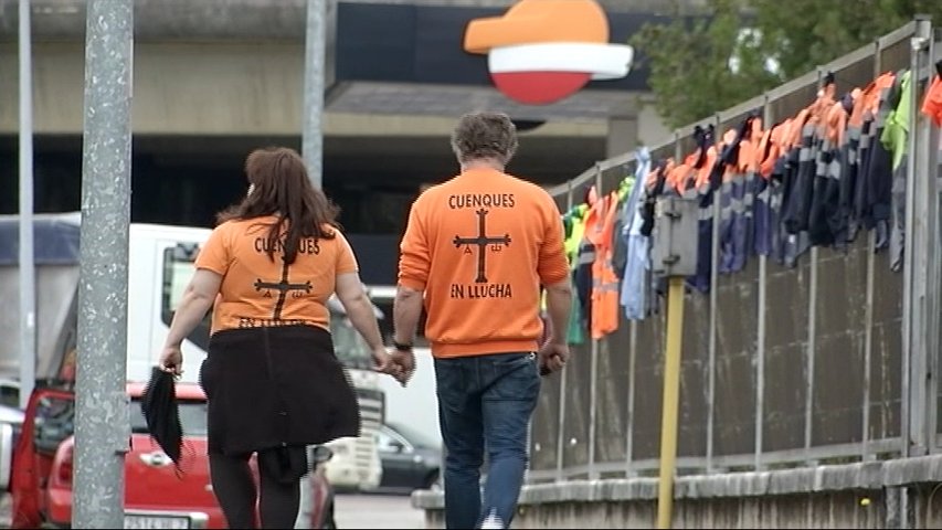 Dos trabajadores de Vesuvius con camisetas por la calle