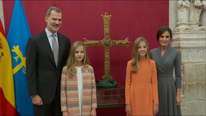 La familia real posa frene a la Cruz de la Victoria de la Catedral de Oviedo 