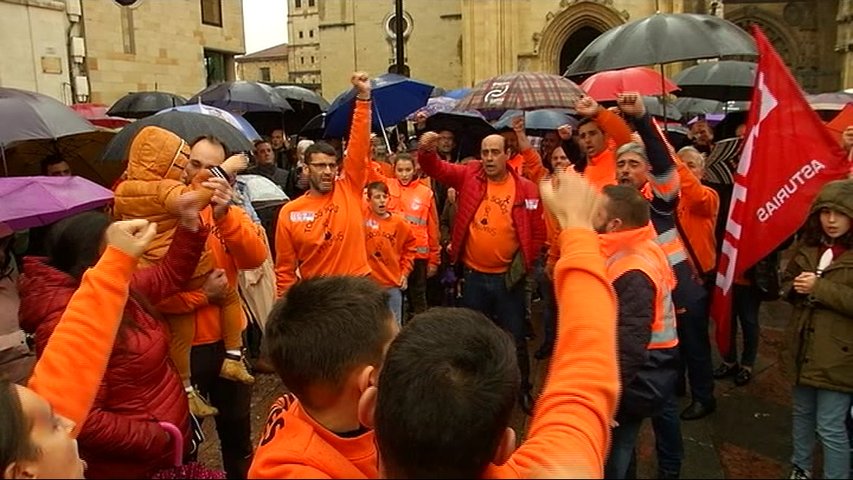 Trabajadores de Vesuvius salen de su encierro en la catedral de Oviedo