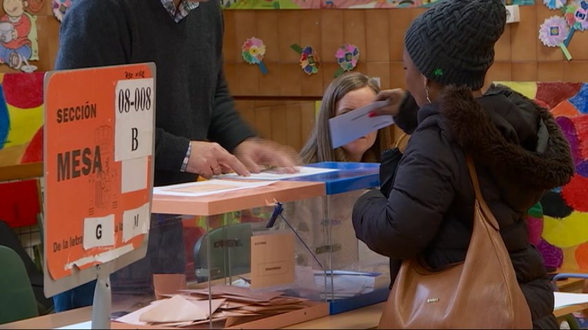 Una votante introduce su papeleta en la urna en el 10N