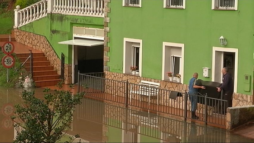 Mejora la situación de los ríos asturianos Vivienda inundada