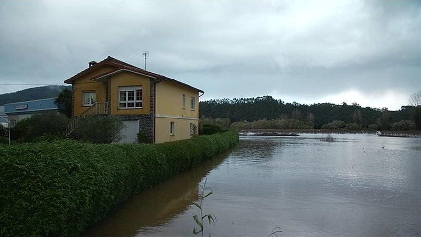 Una casa a punto de inundarse por la crecida del río