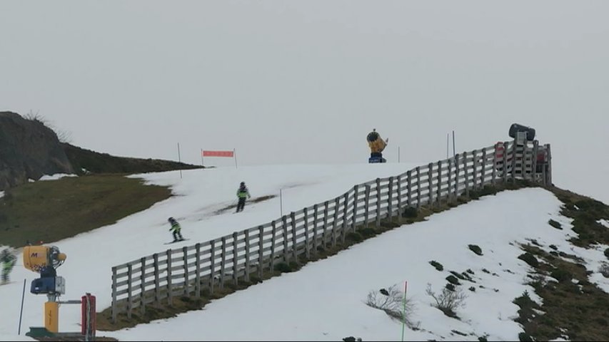 Esquiadores en una estación de Valgrande-Pajares con poca nieve