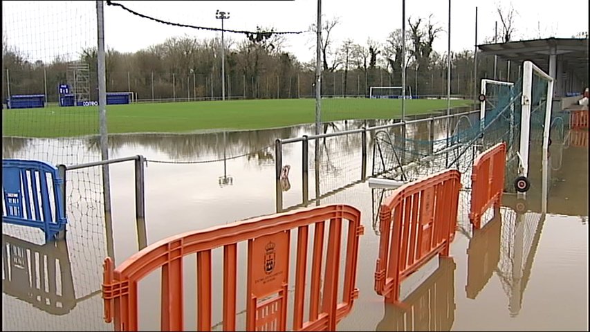 Inundación en un campo de fútbol asturiano por el temporal de lluvia