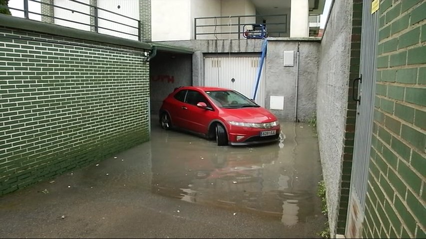 Garajes inundados en Castrillón