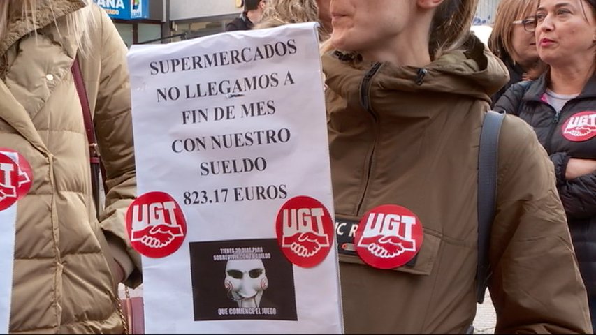 Manifestantes en la protesta contra las condiciones laborales de los trabajadores de supermercados en Asturias