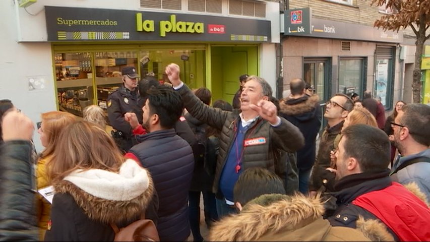 Piquete a la salida de un Alimerka en Asturias