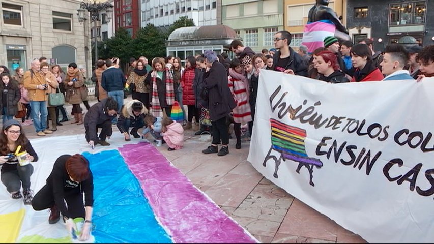 Protestas en la escandalera por la decisión de retirar los bancos arcoiris de la plaza