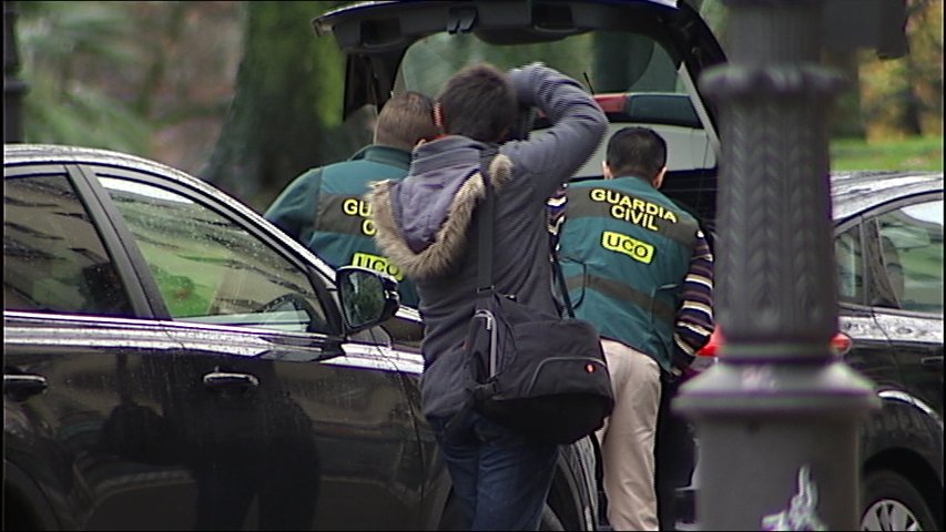 Un periodista fotografía a la Guardia Civil recogiendo pruebas 