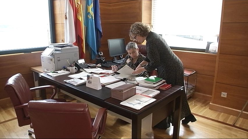 Ana González, alcaldesa de Gijón, en su despacho