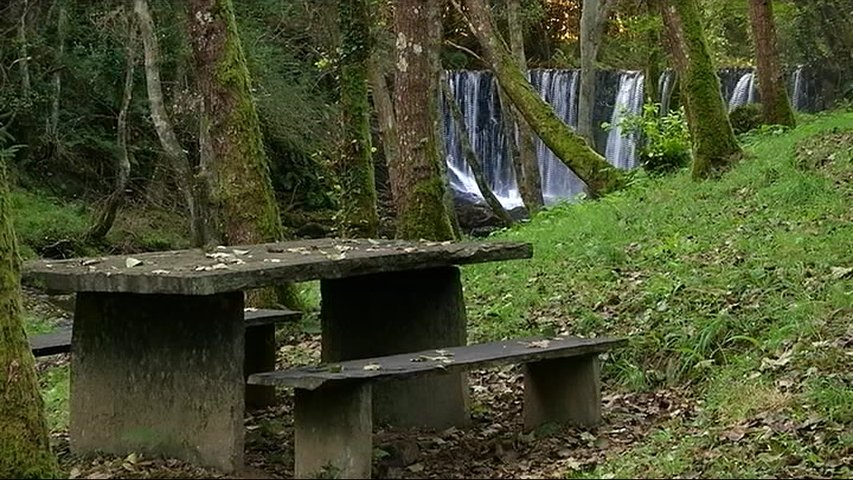 Un banco en la ruta de los 12 puentes en Vegadeo