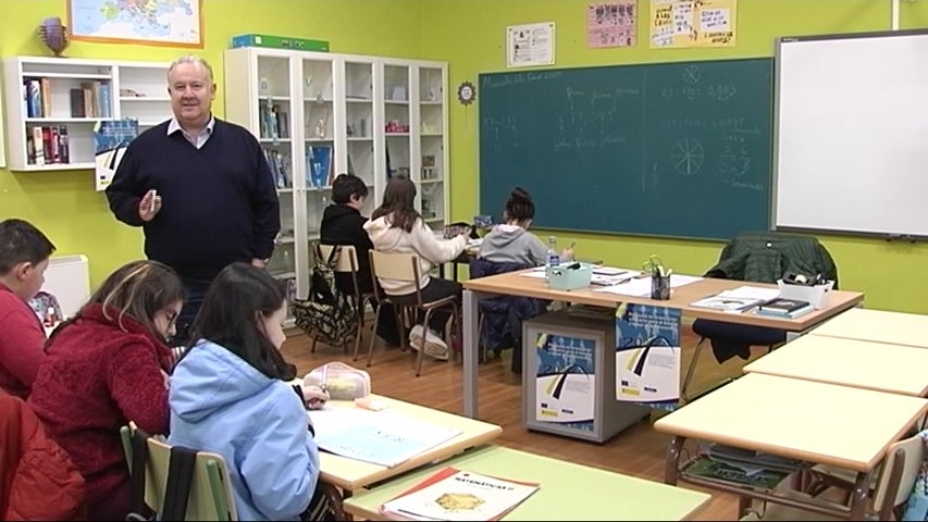 Paco Rivas en una de sus escuelas rurales de Vegadeo