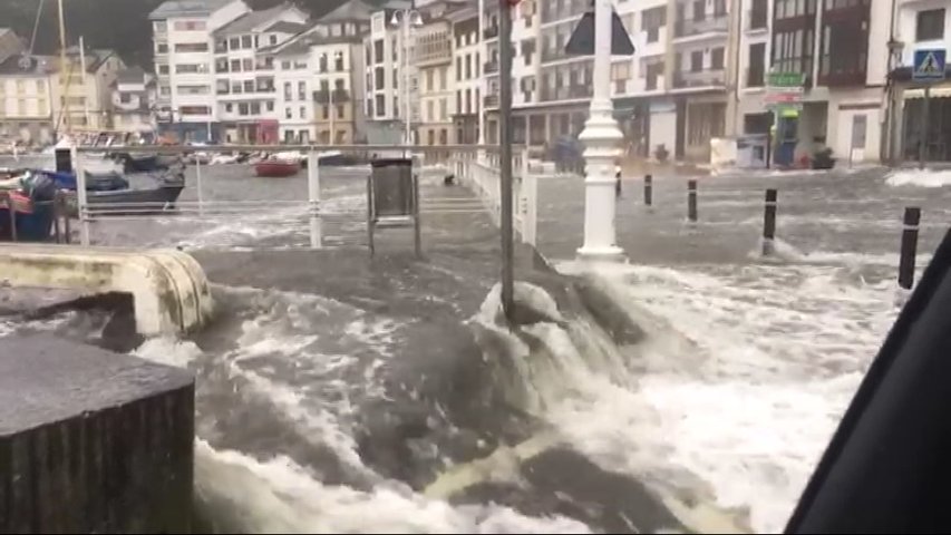 Fuerte oleaje en Asturias, luanco