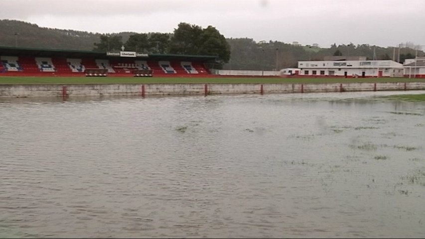 Campo de futbol inundado en Navia