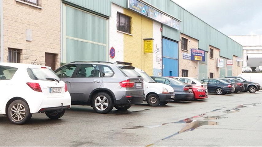 Coches aparcados en el polígono de Roces en el primer día de cuarentena