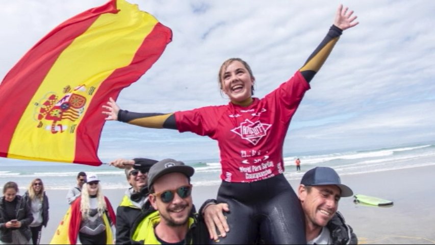 Carmen López a hombros tras ganar el campeonato del mundo de surf adaptado