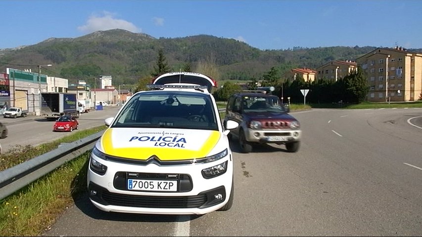 Coche de la policía local realizando labores de vigilancia en las carreteras