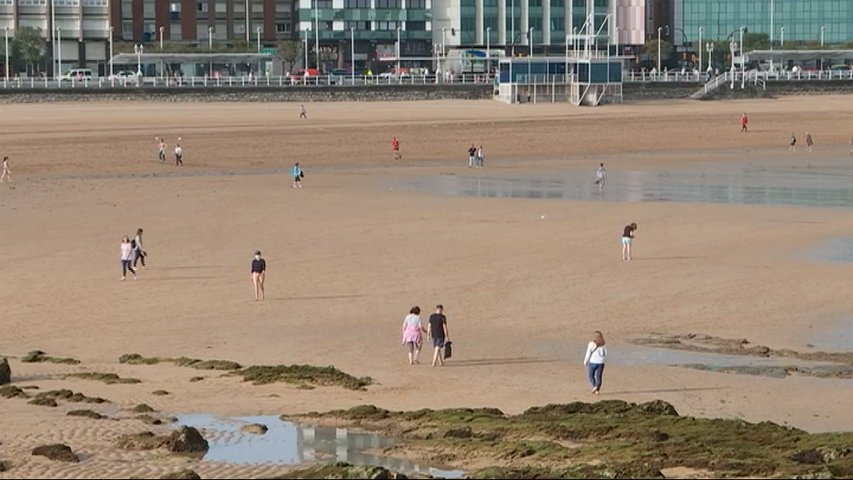 Gente paseando en la playa de San Lorenzo