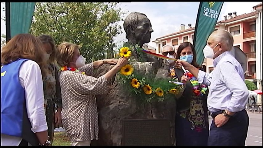 El busto de Dionisio de la Huerta recibe el tradicional collar de flores en  el 25 aniversario de su fallecimiento - Noticias RTPA