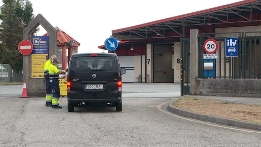 Un coche intentando acceder a una ITV, en huelga