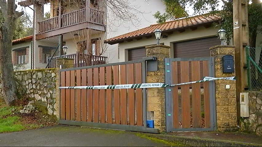 Cordón policial en la casa de Ardines en Llanes