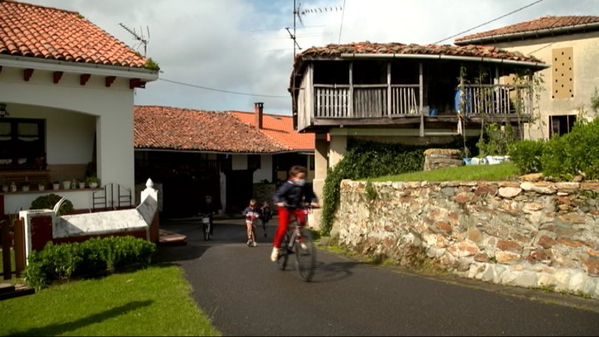 Niño en bici por Somao, Pueblo Ejemplar 2020