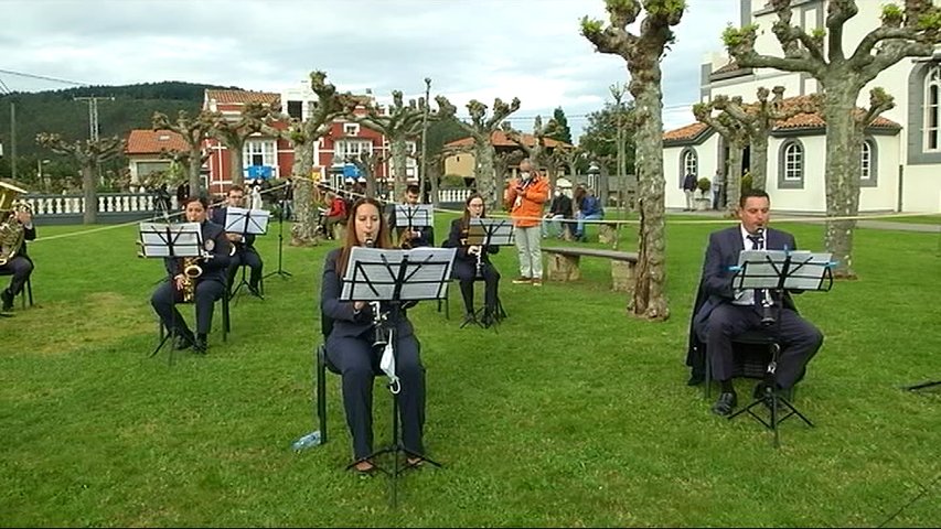 Actuación musical durante la ceremonia del Pueblo Ejemplar en Somao