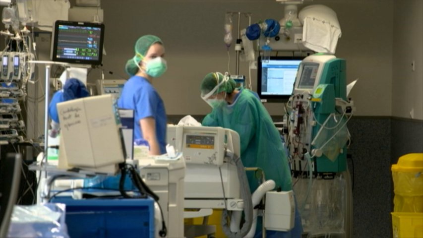 Sanitarios atendiendo a un paciente en la UCI de un hospital