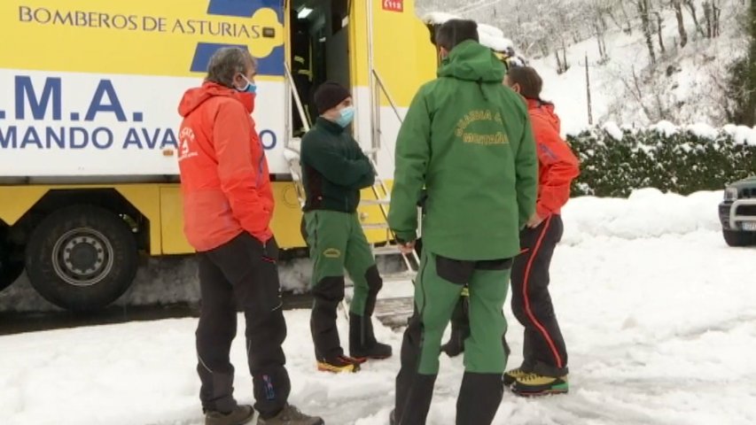 Dispositivo de rescate esperando instrucciones para retomar la búsqueda del operario sepultado por un alud en San Isidro