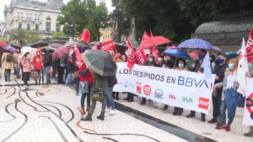 Trabajadores de BBVA y CaixaBank se manifiestan contra los despidos