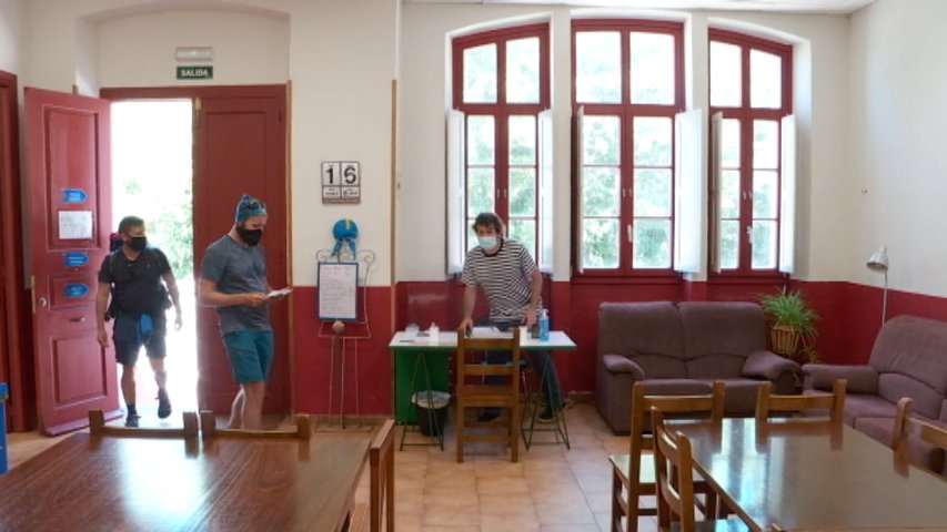 Peregrinos en un ecoalbergue del Camino de Santiago en Asturias