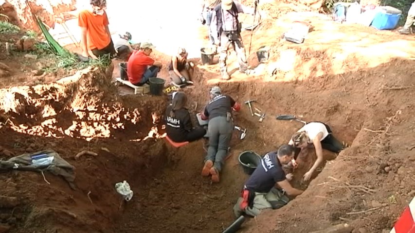 La exhumación de la fosa de El Rellán ha permitido localizar ya doce cuerpos