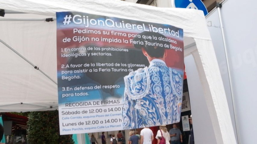 Cartel en uno de los puestos de recogida de firmas del PP contra la no renovación de licitaciones para corridas de toros en El Bibio