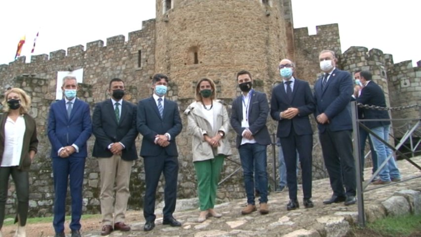 Ministra de Transición Ecológica Teresa Ribera, en el centro de la foto