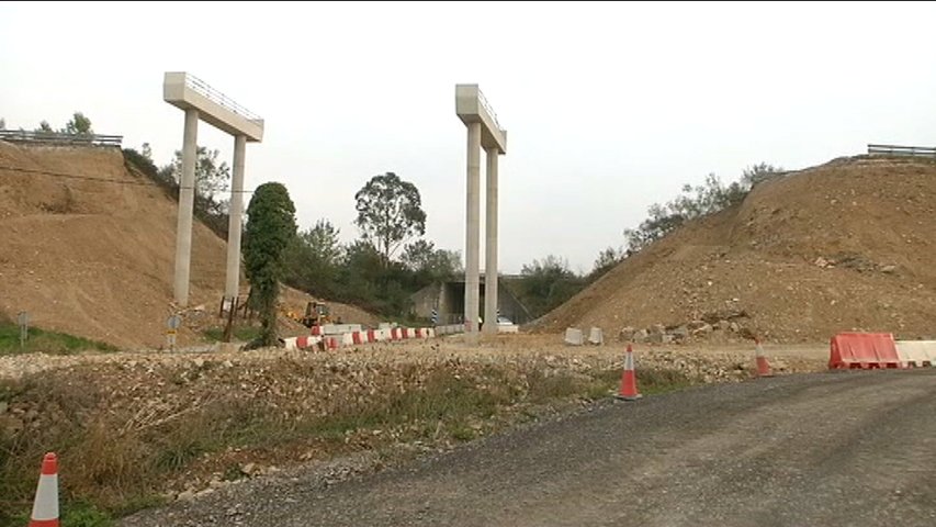 Malestar en Salas por la tardanza en las obras del puente de La Barrosa